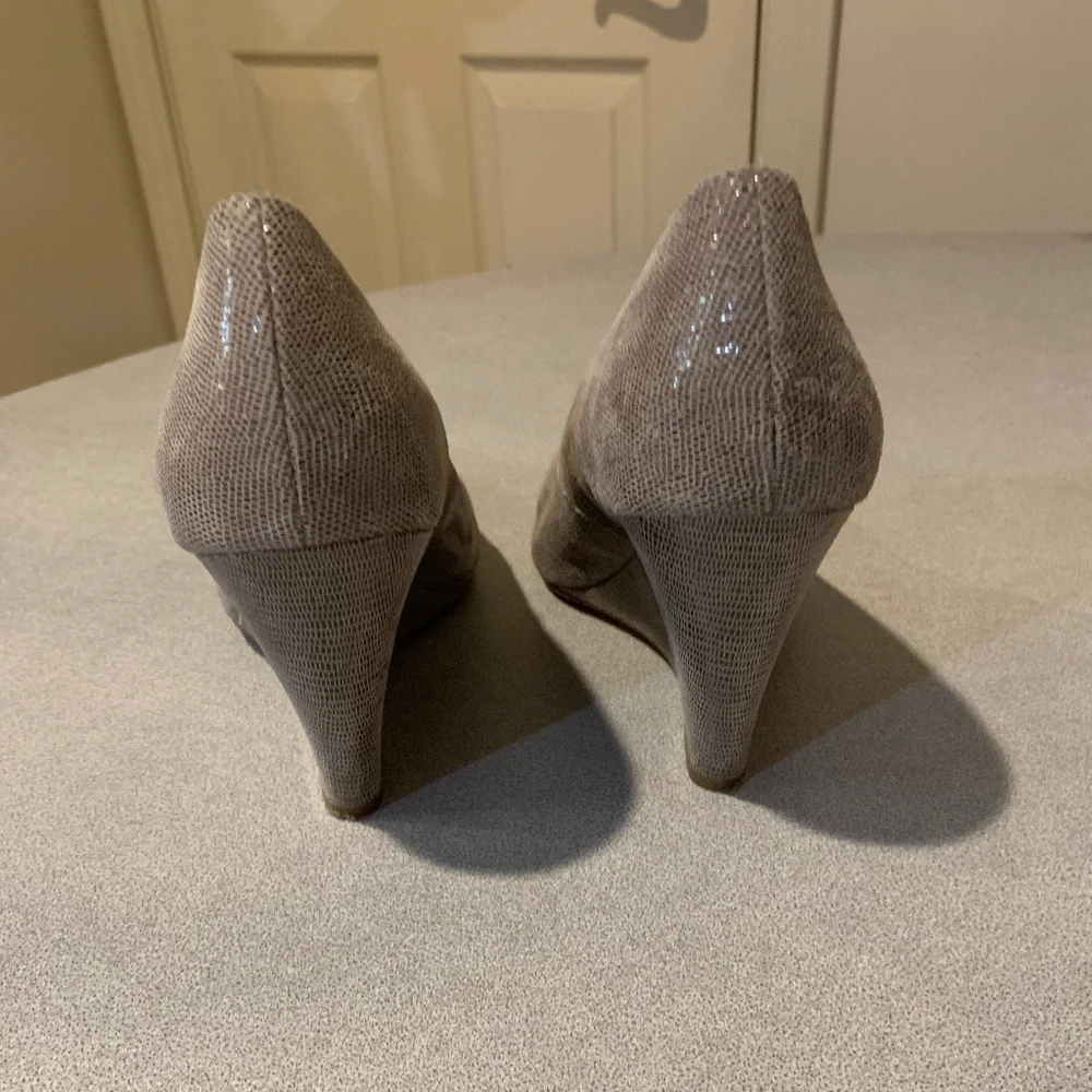 Ava & Aiden Taupe Print Leather Wedge Pumps sz 9 M